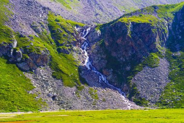 Cheget 'teki Donguz Orun Gölü' nü oluşturan buzul deresi.