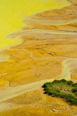 Ağustos ayı ortasında Donguz Orun Gölü kıyısı. Cheget.