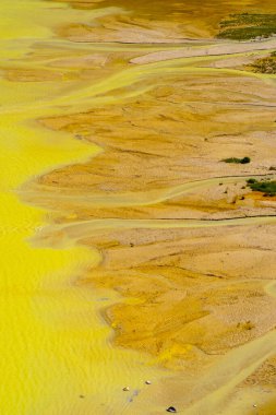 Ağustos ayı ortasında Donguz Orun Gölü kıyısı. Cheget.