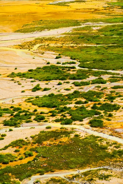 Ağustos ayı ortasında Donguz Orun Gölü kıyısı. Cheget.
