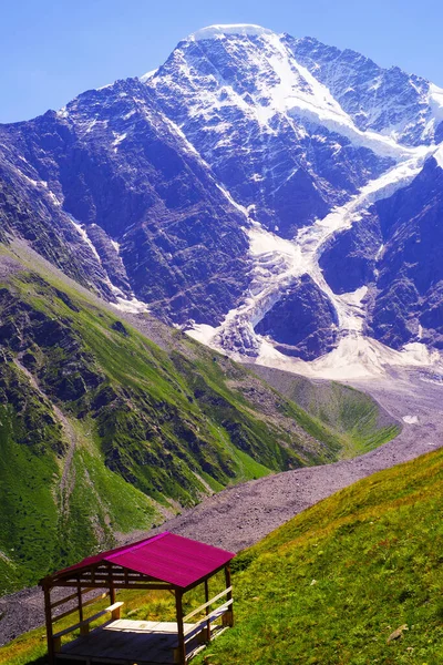 Gazebo Para Relaxar Monte Cheget Com Vista Para Geleira Imagem De Stock