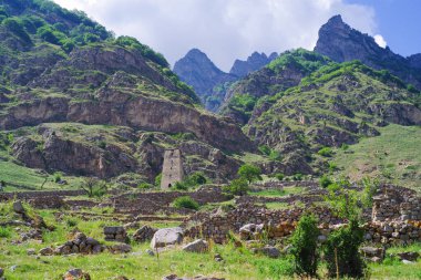 Terk edilmiş eski bir köyün arka planındaki Abai-Kala 'nın mezar kulesi. Chegetskoe Boğazı