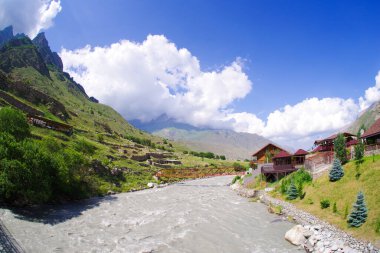 Verkhnyaya Balkaria köyündeki Cherek Nehri.