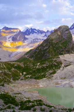 Elbrus bölgesindeki Kafkas Duvarı 'nın arka planındaki Bashkara Gölü.