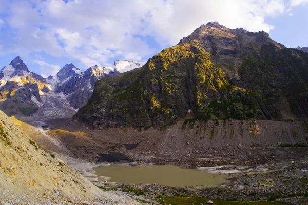 Lago Bashkara Lower Fundo Das Cadeias Montanhas Região Elbrus Imagem De Stock