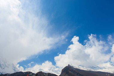 Himalayalar 'ın yüksek dağlarında bir sıradağ.