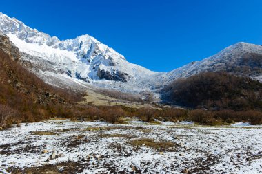 Kardaki dağ vadisi Himalayalar 'daki dağların tepesinde