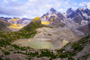 Elbrus bölgesindeki Kafkas Duvarı 'nın arka planındaki Bashkara Gölü.