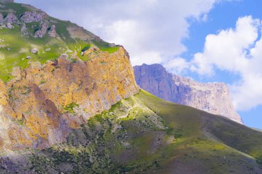 Sandy, Chegem nehri vadisinde Eltyubyu köyünün yanında kayalık.