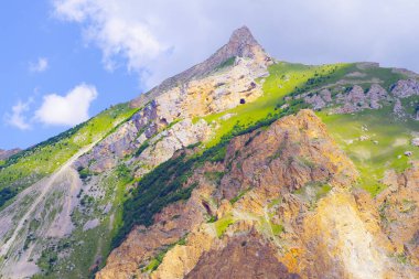 Sandy, Chegem nehri vadisinde Eltyubyu köyünün yanında kayalık.