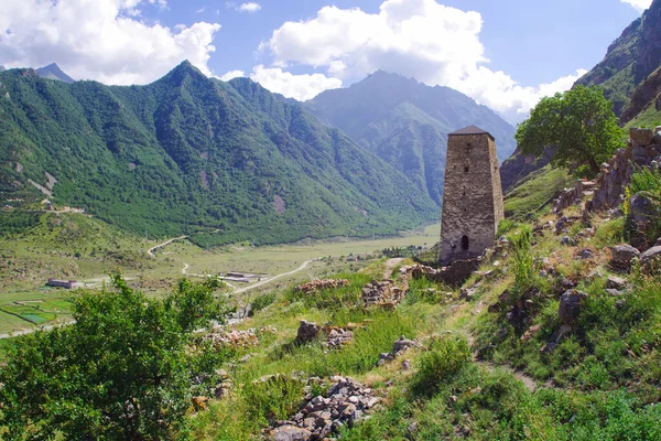 Terk edilmiş eski bir köyün arka planındaki Abai-Kala 'nın mezar kulesi. Chegetskoe Boğazı