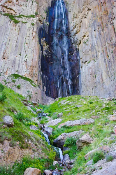 Chegem Vadisi 'ndeki güzel şelale Abai-Su.