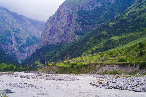 Ορεινή Κοιλάδα Του Ποταμού Cherek Balkarsky Κοντά Στο Χωριό Verkhnyaya Εικόνα Αρχείου