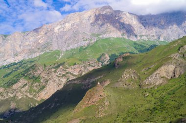 Bezengi Vadisi 'ndeki Cherek-Bezengi nehrindeki gözetleme kulesi.