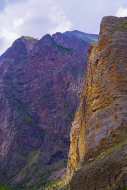 Sandy, Chegem nehri vadisinde Eltyubyu köyünün yanında kayalık.