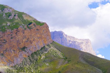 Sandy, Chegem nehri vadisinde Eltyubyu köyünün yanında kayalık.
