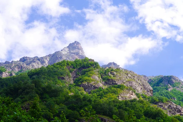 Cherek峡谷的山岩山峰 — 图库照片