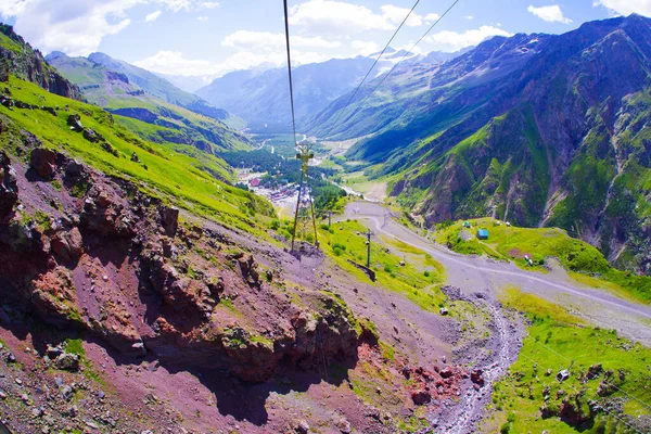 通往Baksan峡谷Elbrus山的缆车 — 图库照片