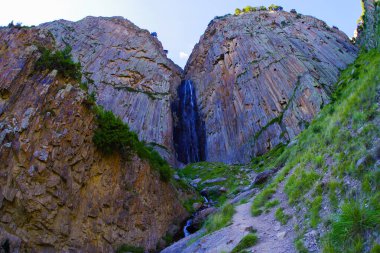 Chegem Vadisi 'ndeki güzel şelale Abai-Su.