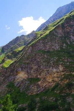 Elbrus Dağı yakınlarındaki Baksan geçidinde kayalar var.