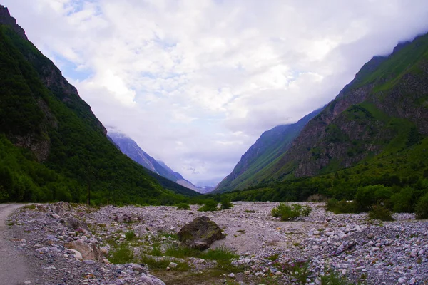 Die Schlucht Des Cherek Bezengi Flusses Der Nähe Des Bergsteigerlagers — Stockfoto