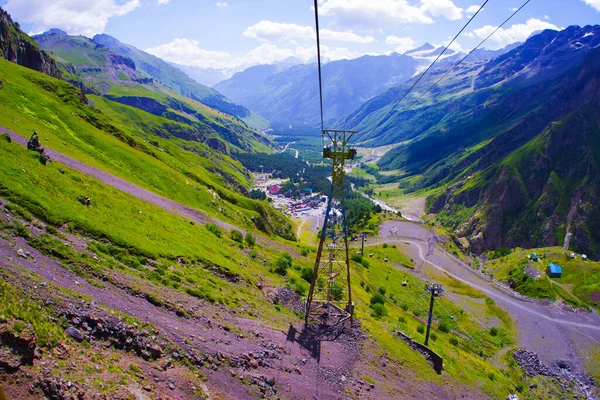 通往Baksan峡谷Elbrus山的缆车 — 图库照片