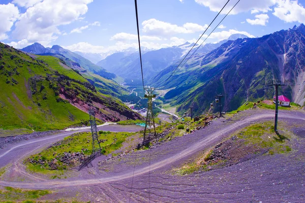 通往Baksan峡谷Elbrus山的缆车 — 图库照片