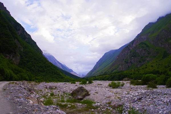 Cherek Bezengi River Gorge Bezengi Mountaineering Camp 스톡 사진