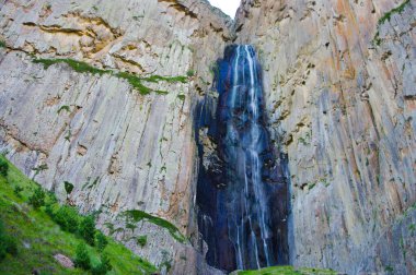 Chegem Vadisi 'ndeki güzel şelale Abai-Su.