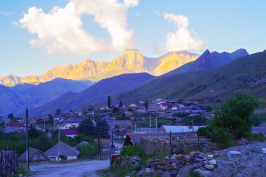 Chegem nehri vadisindeki Eltyubyu köyü.
