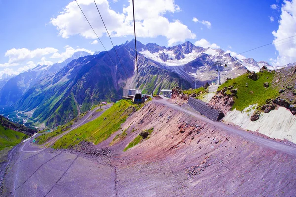 通往Baksan峡谷Elbrus山的缆车 — 图库照片