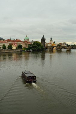 Vltava Nehri üzerinde Prag görüntülemek