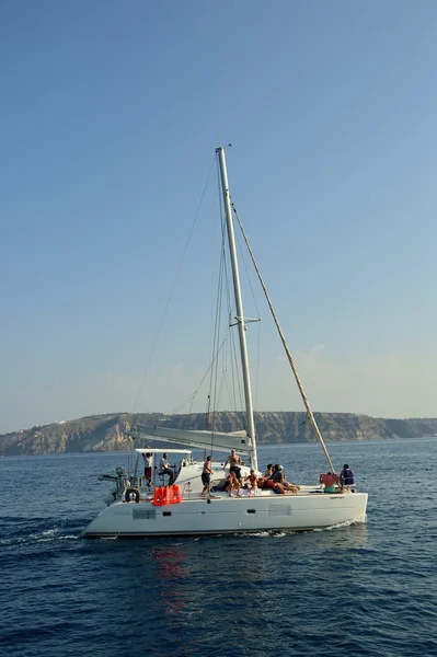Yate cerca de la costa de Santorini — Foto de Stock