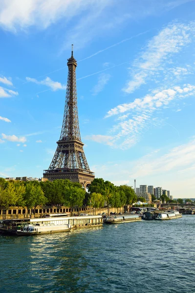 Torre Eiffel en París — Foto de Stock