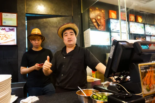 Workers of food court in Shoppes — Stock Photo, Image