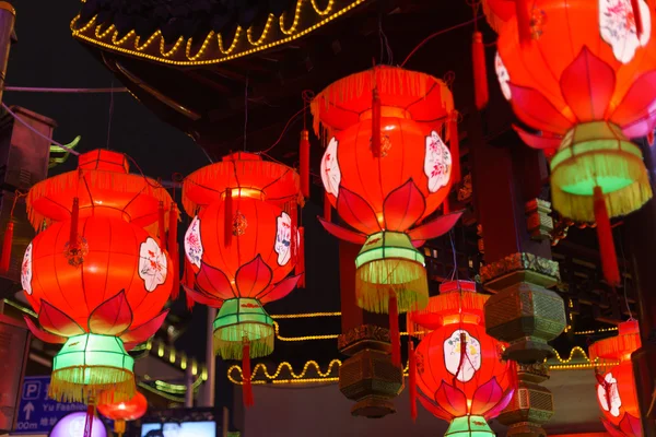 Lanternas vermelhas na rua de Shanghai — Fotografia de Stock