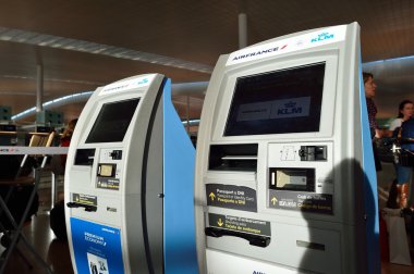 Barselona havaalanındaki check-in kioskları