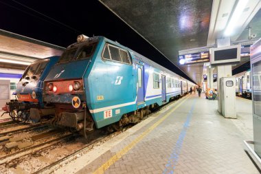 Venedik tren istasyonunda trenler