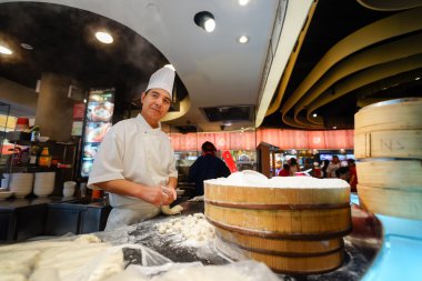 Cook yemek kortu üzerinde yemek hazırlamak