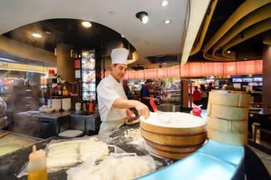 Cook yemek kortu üzerinde yemek hazırlamak