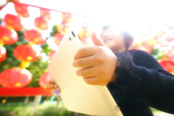 Small asian girl with tablet — Stock Photo, Image