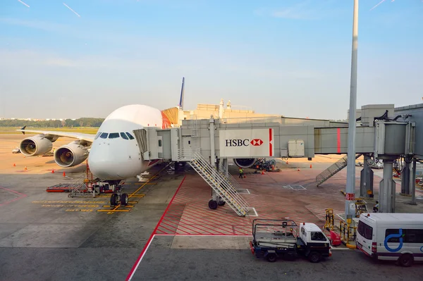 Airbus A380 dokkolt a Changi repülőtér — Stock Fotó