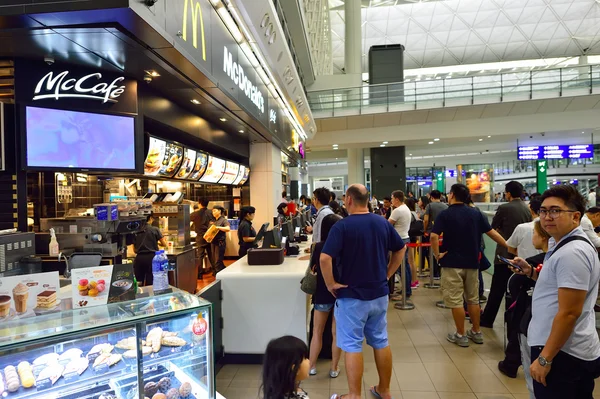 Personnes dans le restaurant McDonald's — Photo