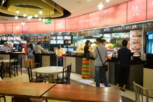 Food Court i Shoppes vid Marina Bay — Stockfoto