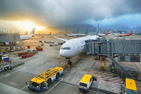 Docked jet aircraft — Stock Photo, Image