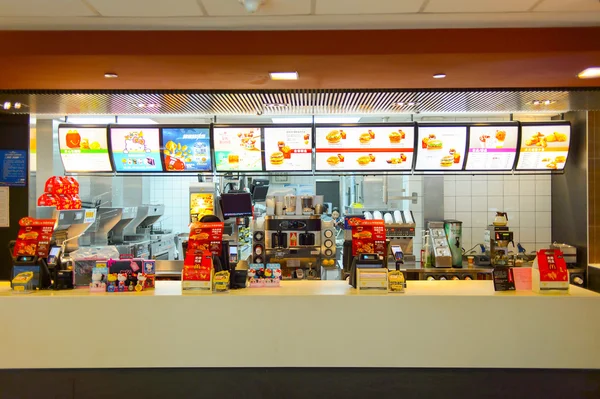 Interior do restaurante McDonald 's — Fotografia de Stock
