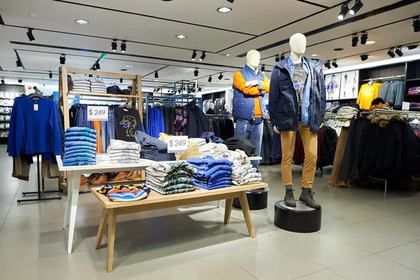 Interior of H and M store — Stock Photo, Image