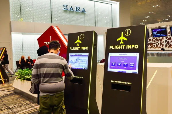 Passengers in Changi Airport — Stock Photo, Image