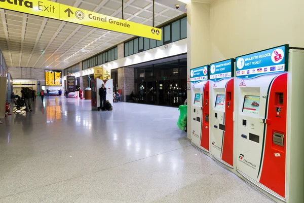 Quioscos de venta de entradas en la estación de tren de Venecia — Foto de Stock