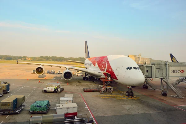 Airbus A380 gedokt in Changi Airport — Stockfoto